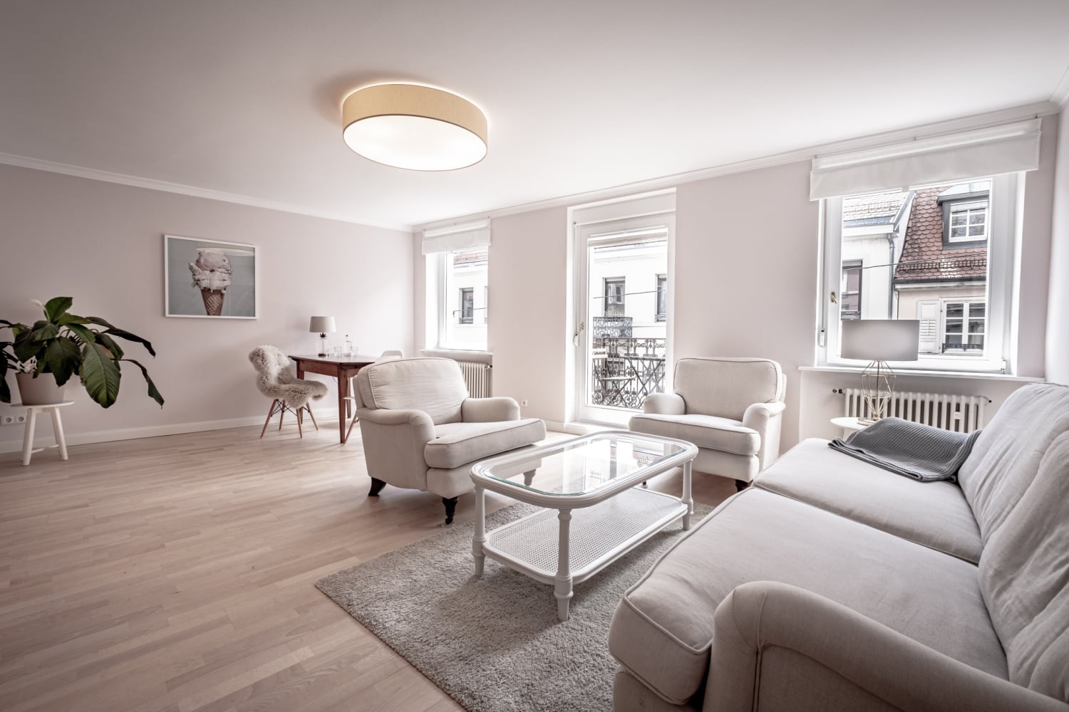 Helles Wohnzimmer eines Boutique Charme Apartments
