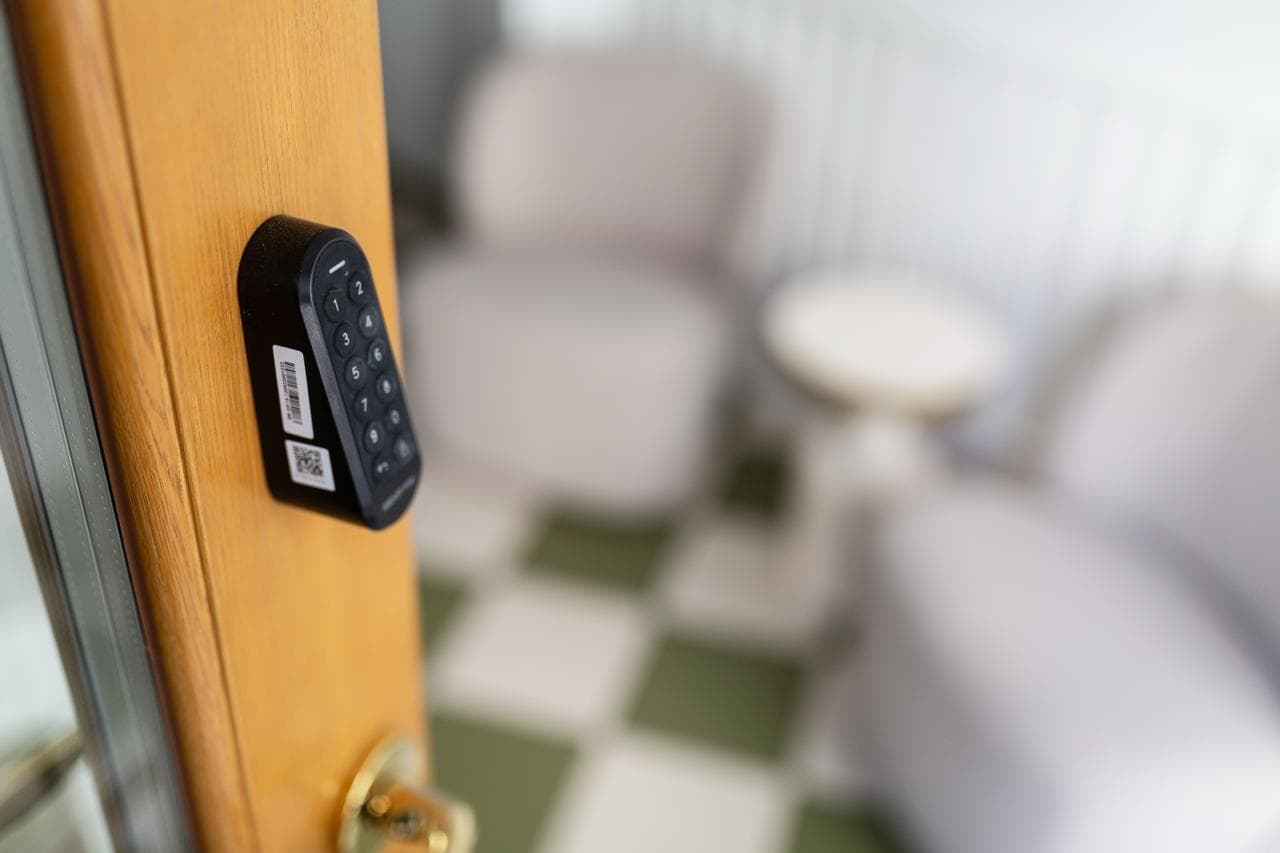 Arrivée autonome grâce au clavier à code sur la porte