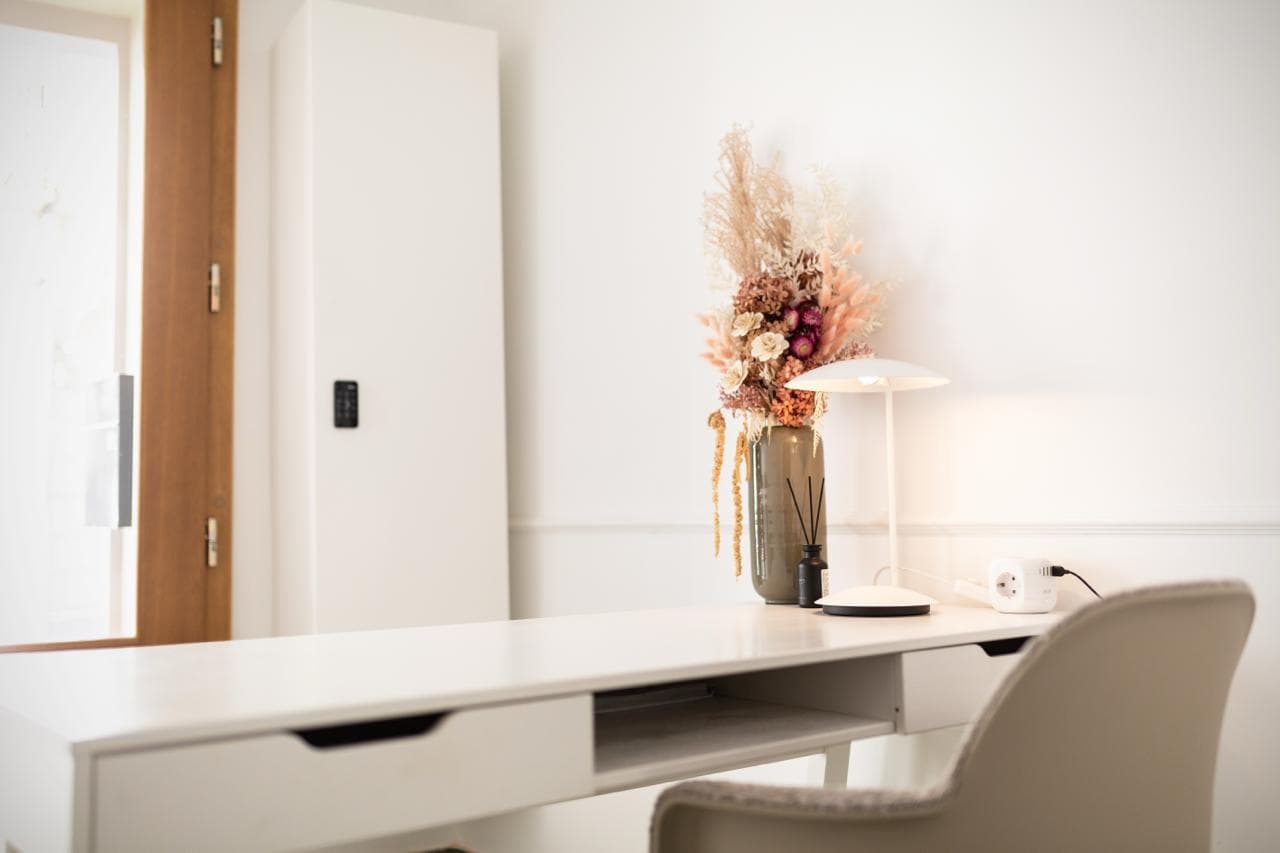 Liebevoll dekorierter Arbeitsplatz in der Lounge