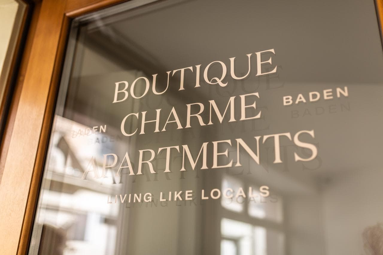 Eingangstür mit Boutique Charme Apartments Logo
