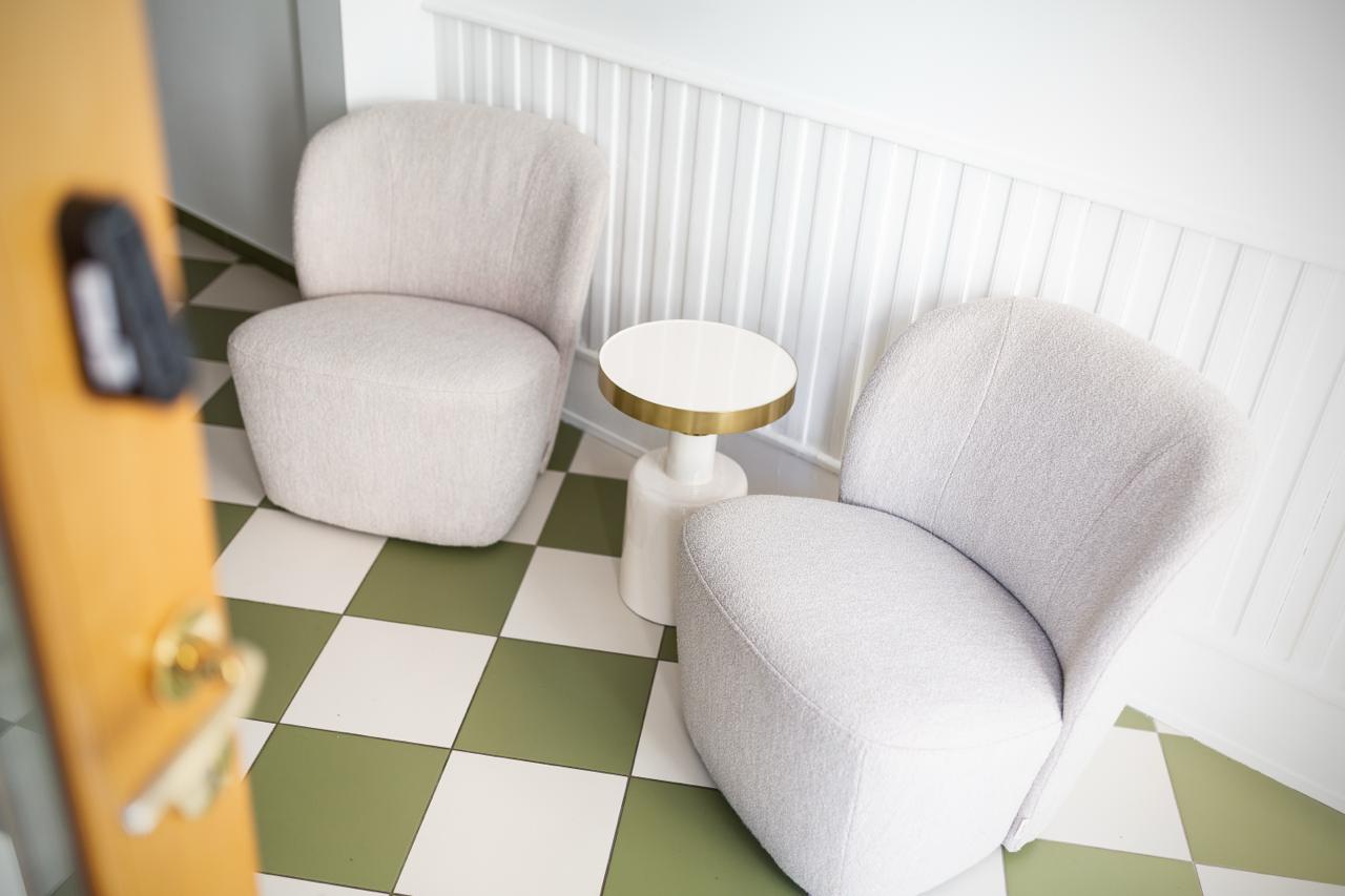 Gemütliche Sitzecke in der Luggage Lounge der Boutique Charme Apartments