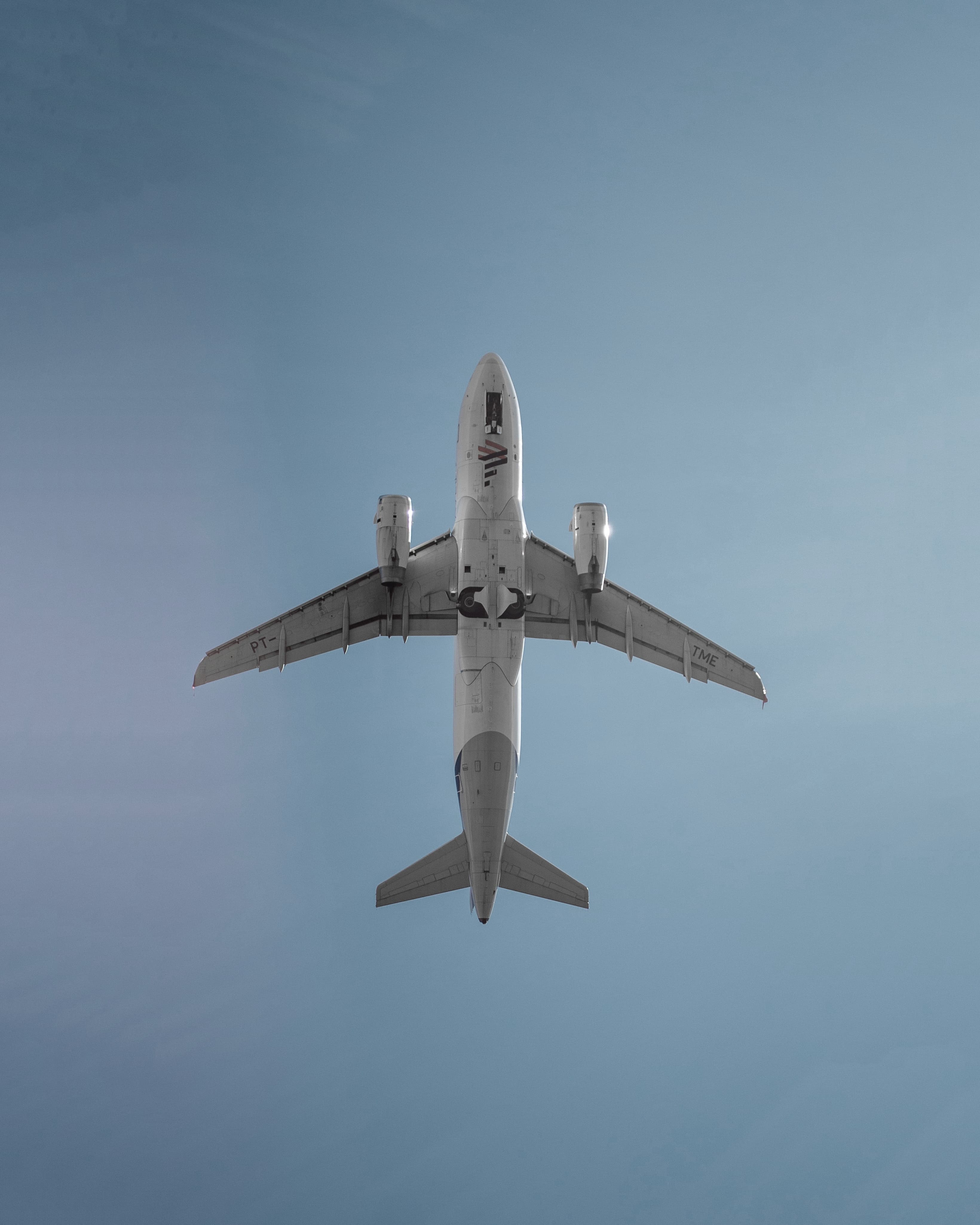 MIT DEM FLUGZEUG